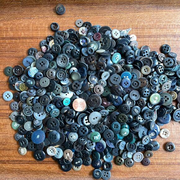 11 oz Lot of Dark Color Buttons Crafts Projects Sewing Art Collections - Picture 1 of 8